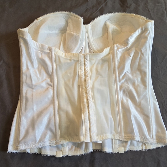 Elegant White Satin Bustier Size 36D - Picture 4 of 5